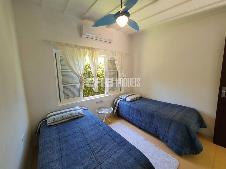 Casa em Itamambuca, com piscina e extenso gramado