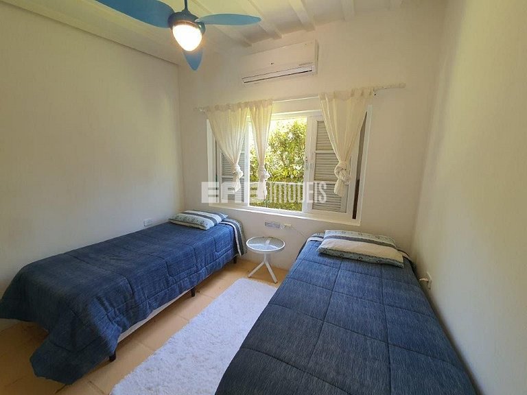 Casa em Itamambuca, com piscina e extenso gramado