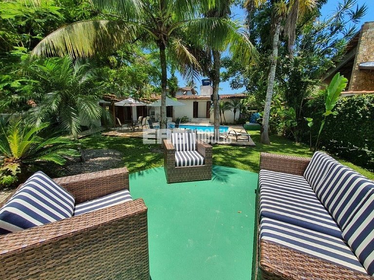 Casa em Itamambuca, com piscina e extenso gramado