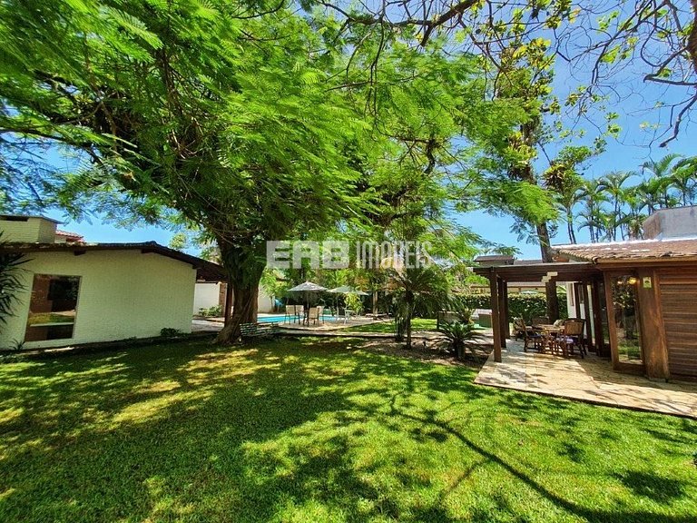 Casa em Itamambuca, com piscina e extenso gramado