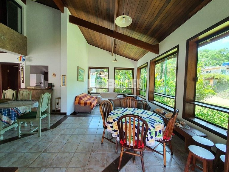 Casa ampla com acomodações para até 14 pessoas