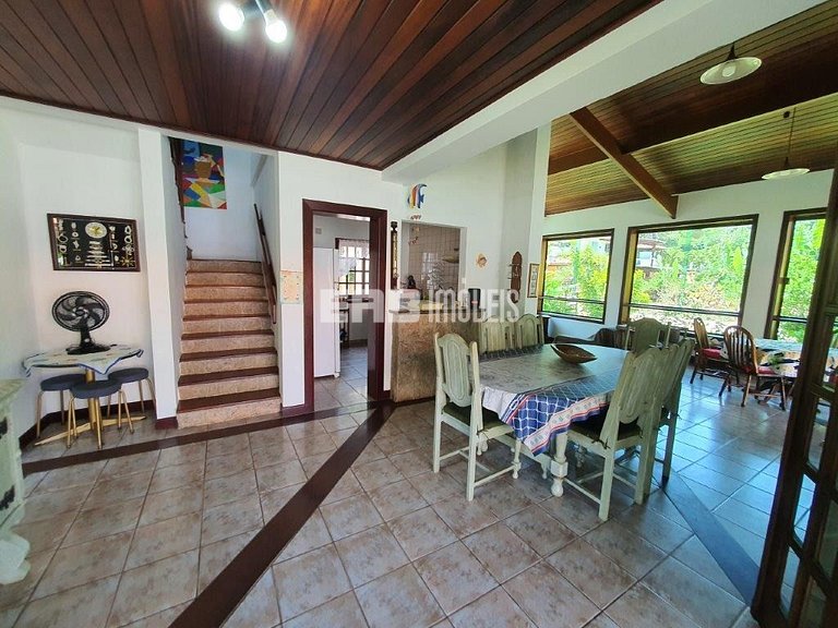 Casa ampla com acomodações para até 14 pessoas