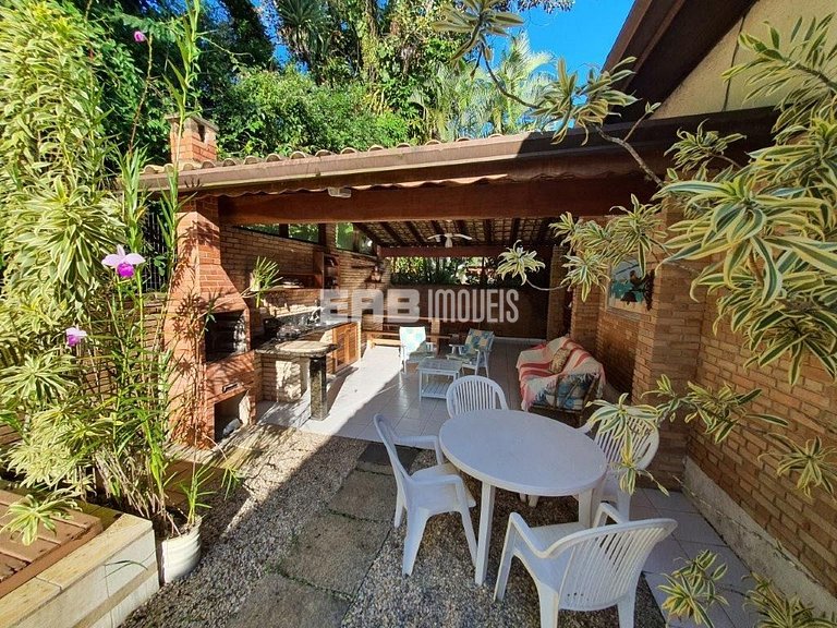 Casa com piscina para locação por temporada na praia de Itam