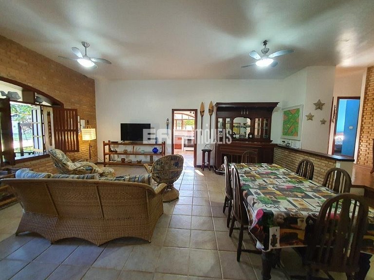 Casa com piscina para locação por temporada na praia de Itam