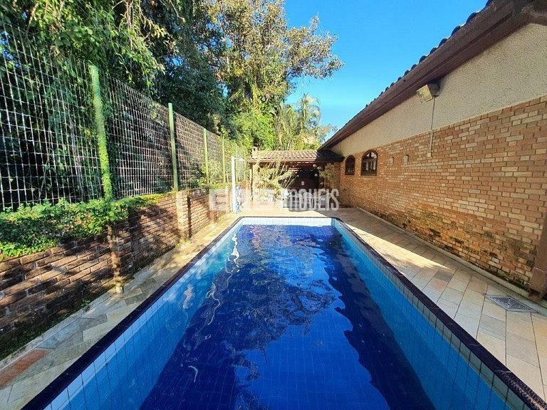 Casa com piscina para locação por temporada na praia de Itam