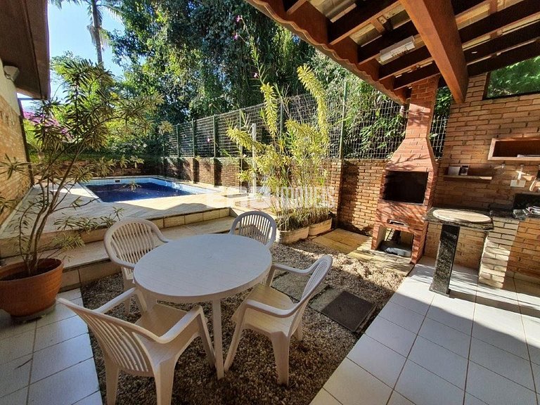 Casa com piscina para locação por temporada na praia de Itam