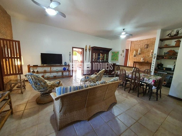 Casa com piscina para locação por temporada na praia de Itam