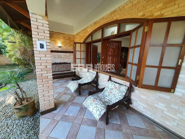 Casa com piscina para locação por temporada na praia de Itam