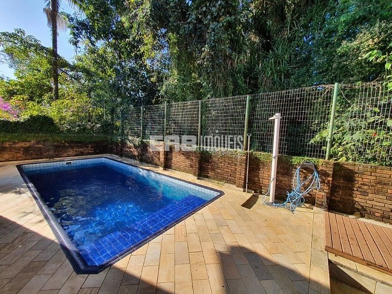 Casa com piscina para locação por temporada na praia de Itam