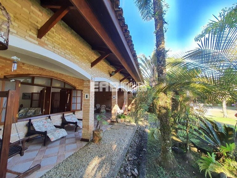 Casa com piscina para locação por temporada na praia de Itam