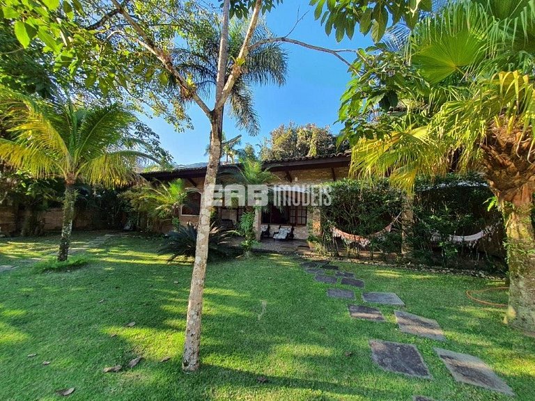 Casa com piscina para locação por temporada na praia de Itam