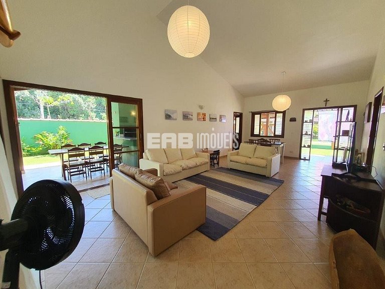 Casa com área verde a poucos metros da praia de Itamambuca