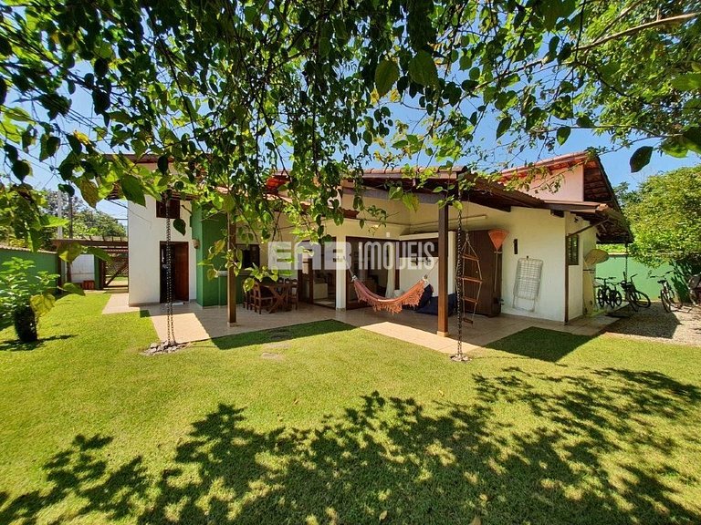 Casa com área verde a poucos metros da praia de Itamambuca