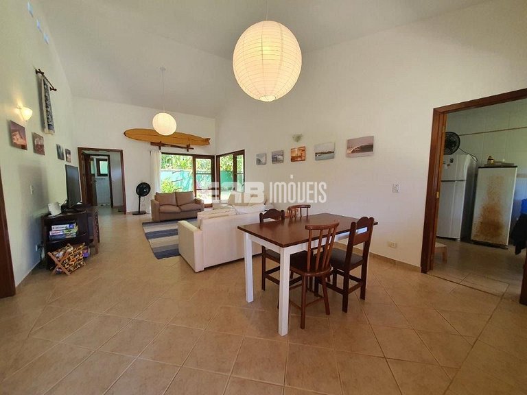 Casa com área verde a poucos metros da praia de Itamambuca