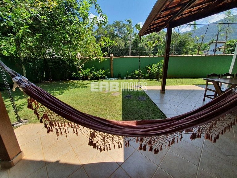 Casa com área verde a poucos metros da praia de Itamambuca