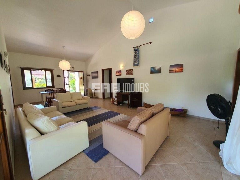 Casa com área verde a poucos metros da praia de Itamambuca