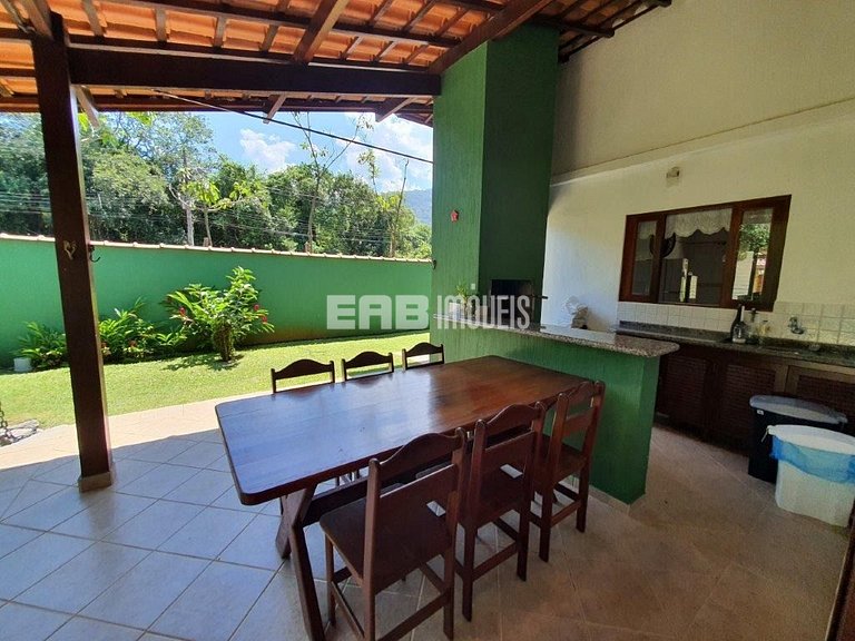 Casa com área verde a poucos metros da praia de Itamambuca