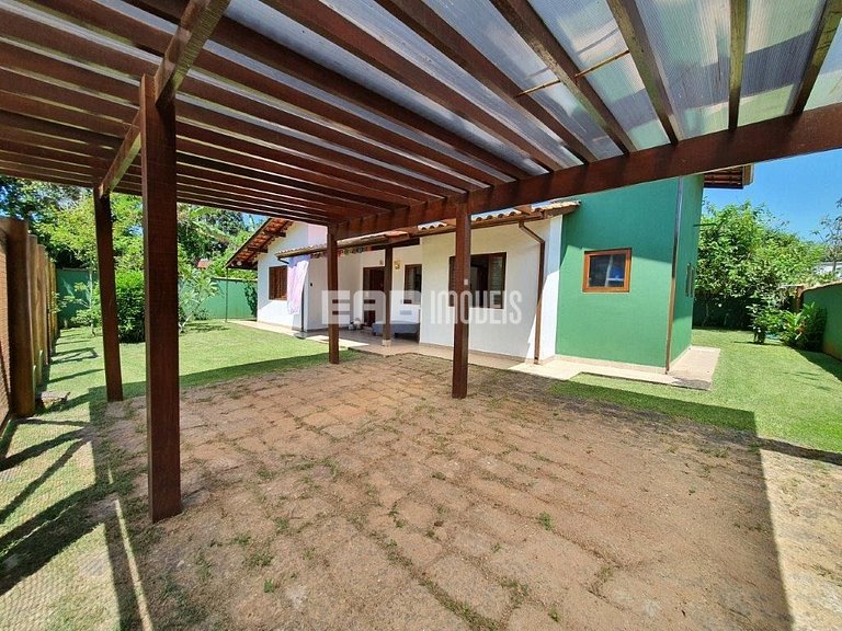 Casa com área verde a poucos metros da praia de Itamambuca