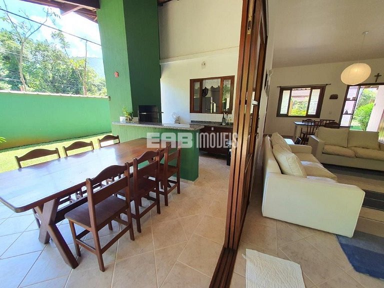 Casa com área verde a poucos metros da praia de Itamambuca