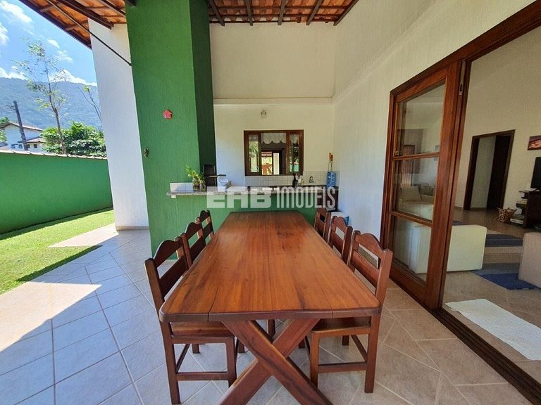 Casa com área verde a poucos metros da praia de Itamambuca