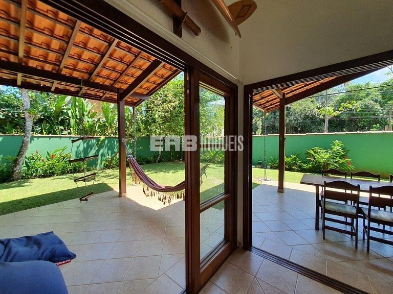 Casa com área verde a poucos metros da praia de Itamambuca