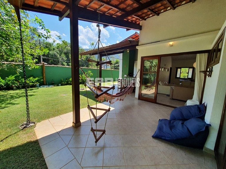 Casa com área verde a poucos metros da praia de Itamambuca