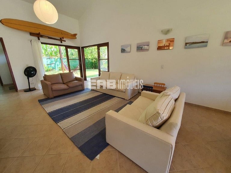 Casa com área verde a poucos metros da praia de Itamambuca