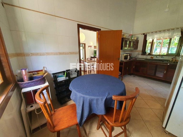 Casa com área verde a poucos metros da praia de Itamambuca