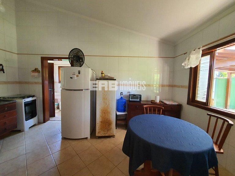 Casa com área verde a poucos metros da praia de Itamambuca