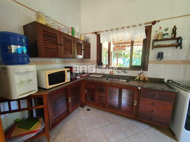 Casa com área verde a poucos metros da praia de Itamambuca