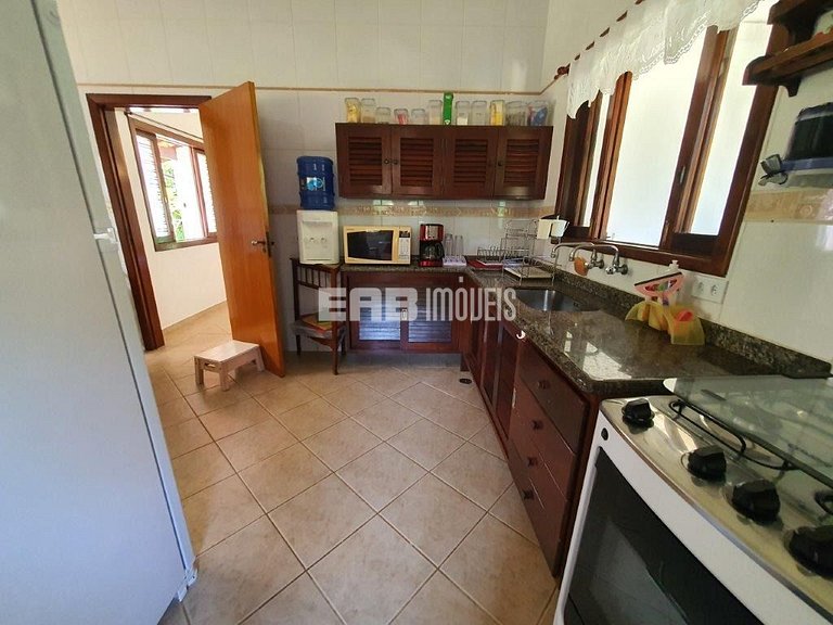 Casa com área verde a poucos metros da praia de Itamambuca