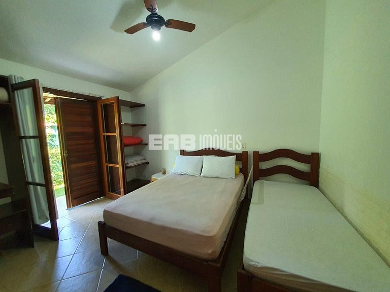 Casa com área verde a poucos metros da praia de Itamambuca