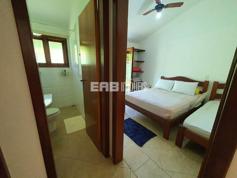 Casa com área verde a poucos metros da praia de Itamambuca