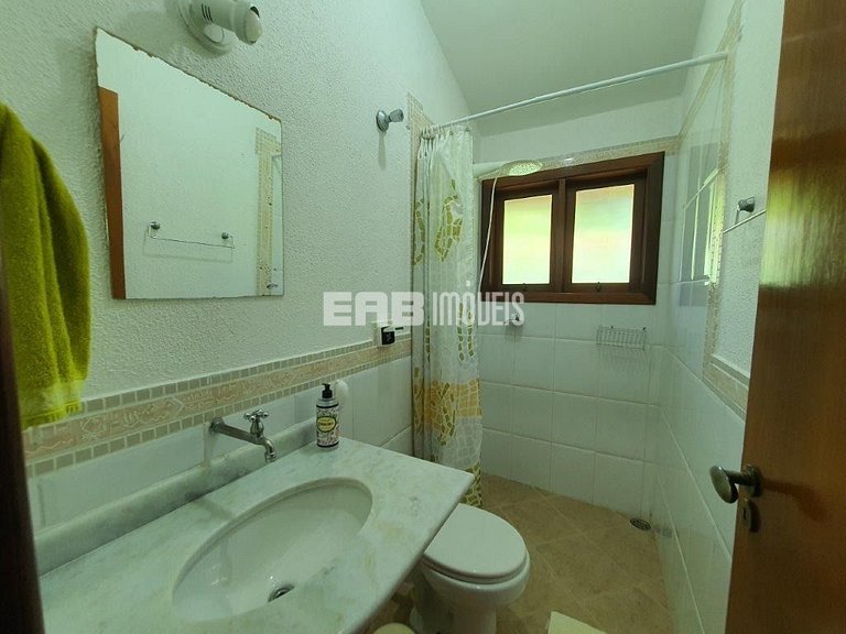 Casa com área verde a poucos metros da praia de Itamambuca