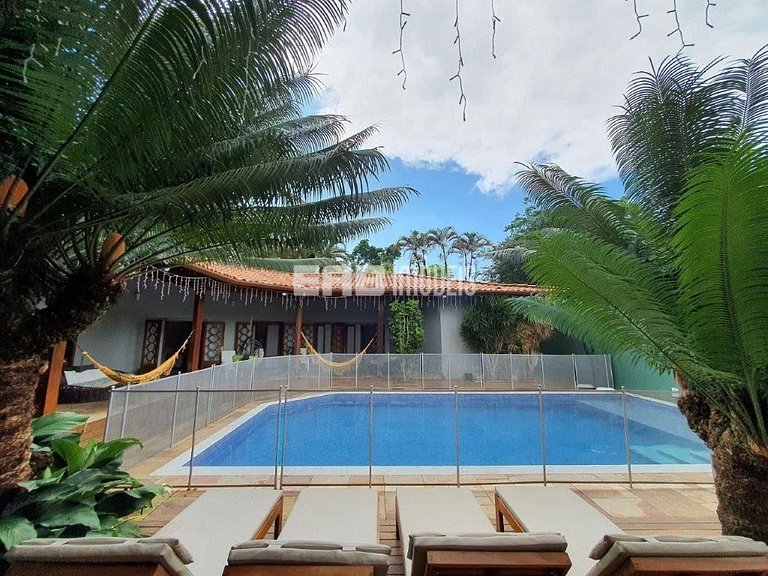 Bela casa, com piscina, espaço gourmet e acomodações para 12