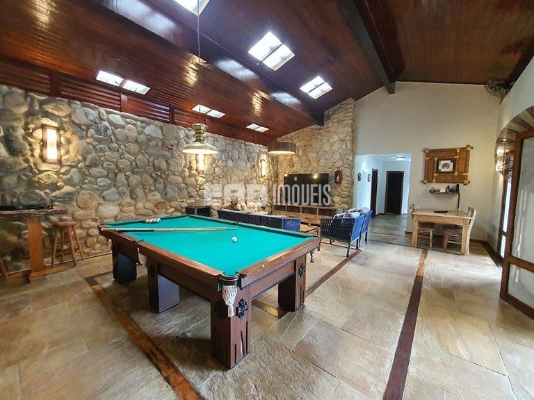 Bela casa, com piscina, espaço gourmet e acomodações para 12