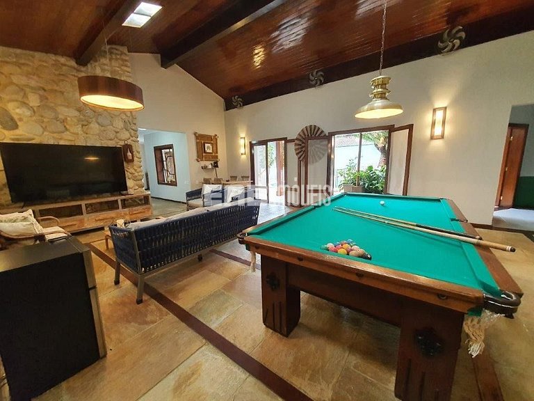 Bela casa, com piscina, espaço gourmet e acomodações para 12