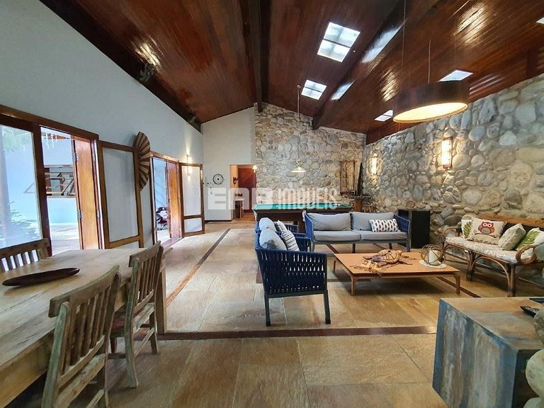 Bela casa, com piscina, espaço gourmet e acomodações para 12