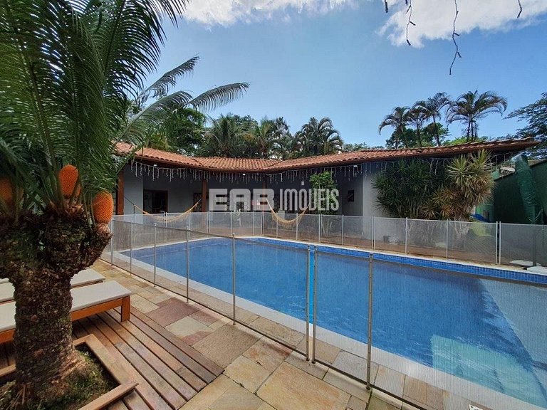 Bela casa, com piscina, espaço gourmet e acomodações para 12