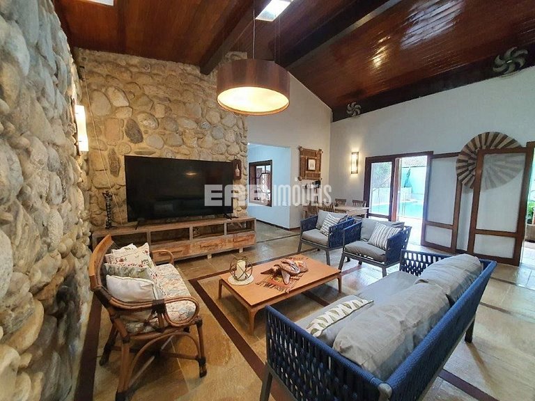 Bela casa, com piscina, espaço gourmet e acomodações para 12