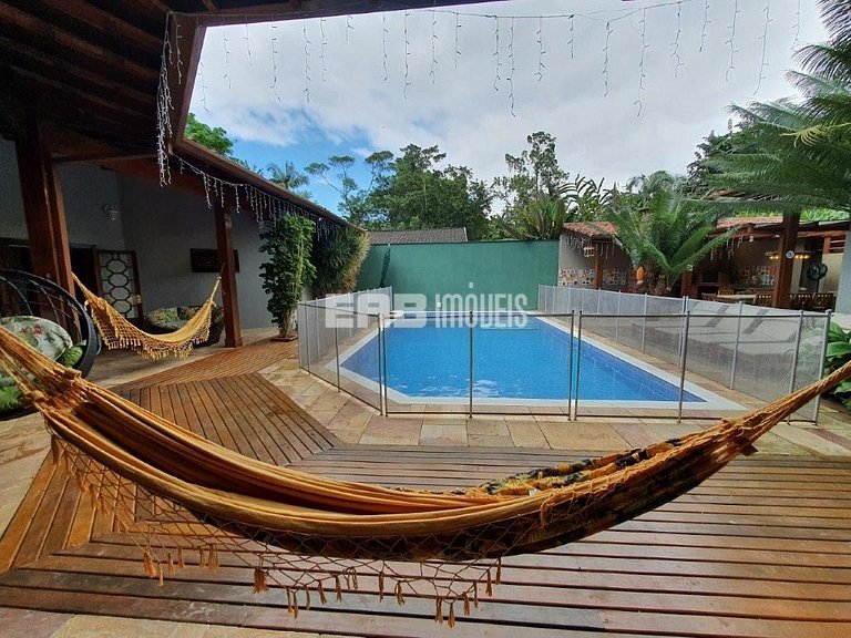 Bela casa, com piscina, espaço gourmet e acomodações para 12