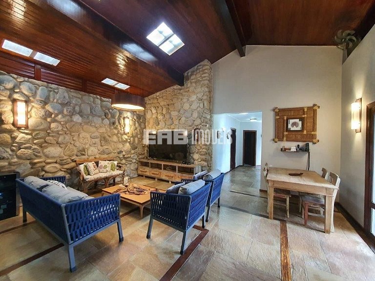 Bela casa, com piscina, espaço gourmet e acomodações para 12