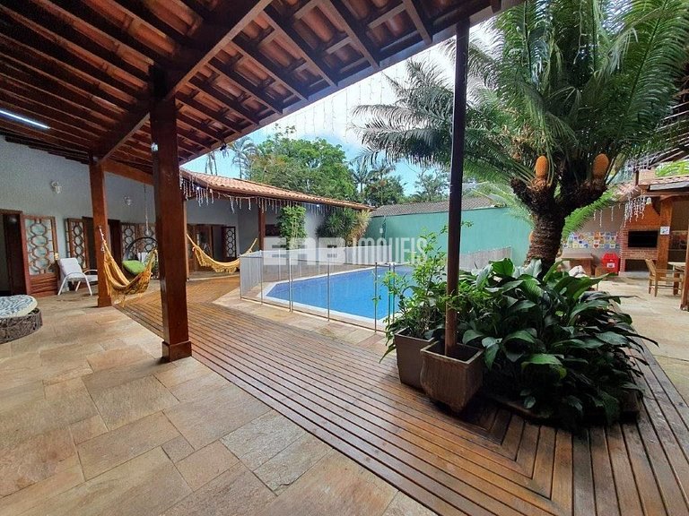 Bela casa, com piscina, espaço gourmet e acomodações para 12