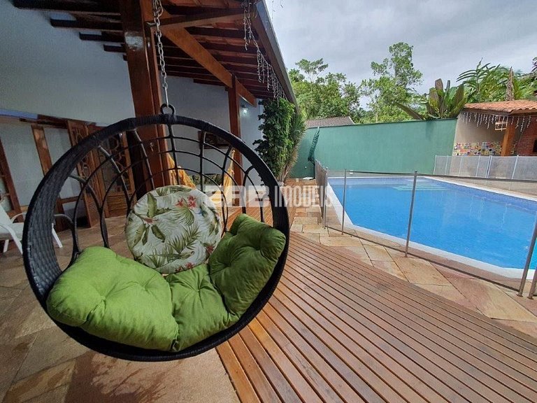 Bela casa, com piscina, espaço gourmet e acomodações para 12