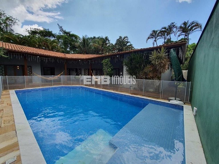 Bela casa, com piscina, espaço gourmet e acomodações para 12