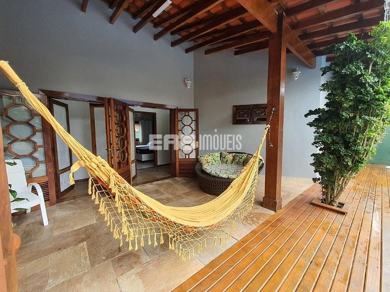 Bela casa, com piscina, espaço gourmet e acomodações para 12