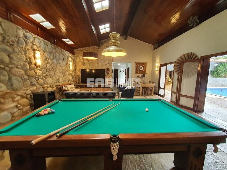 Bela casa, com piscina, espaço gourmet e acomodações para 12