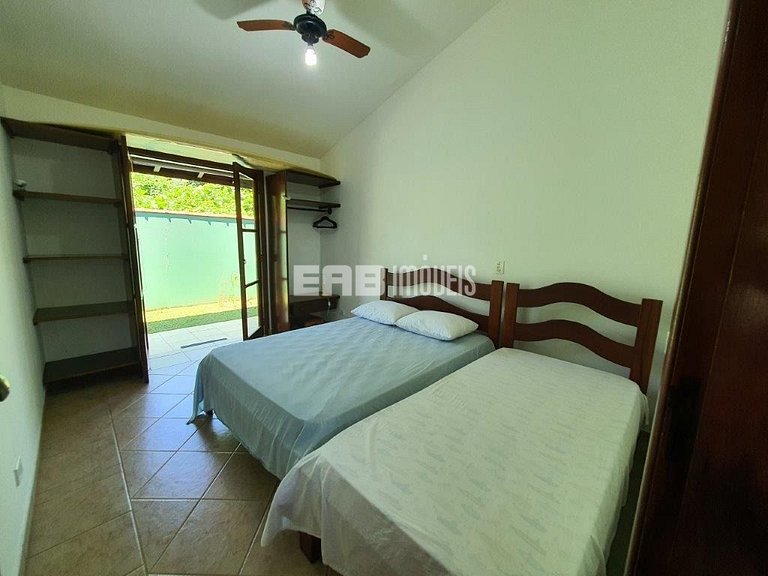 Casa com área verde a poucos metros da praia de Itamambuca