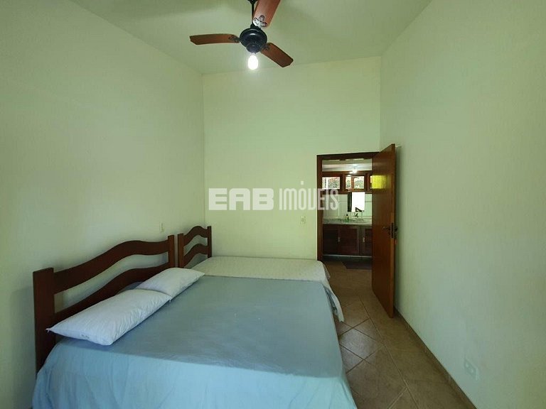 Casa com área verde a poucos metros da praia de Itamambuca