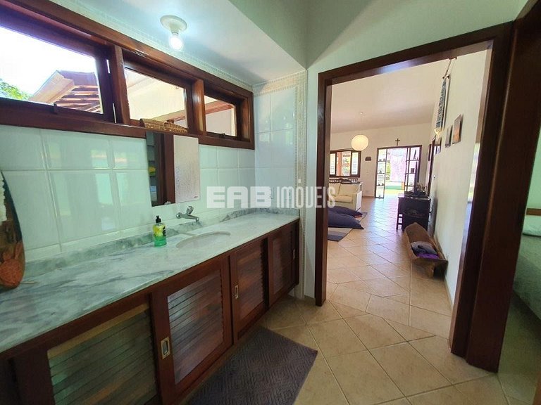 Casa com área verde a poucos metros da praia de Itamambuca